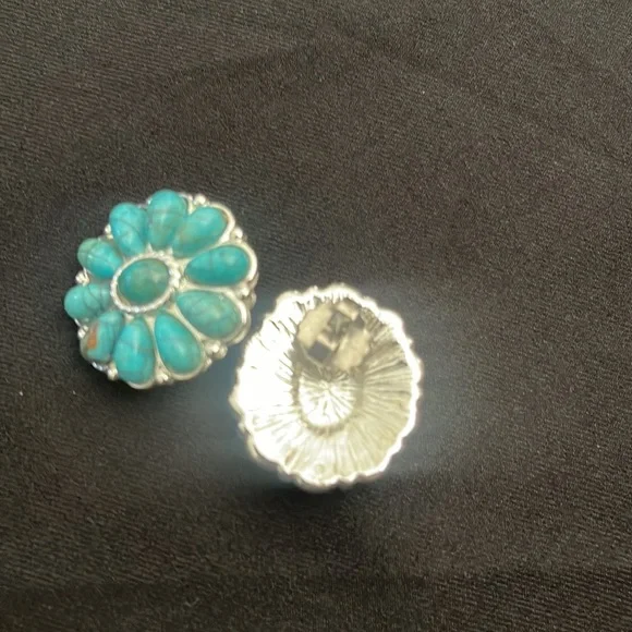 ⭐️Beautiful Bohemian Turquoise Flower Earrings -Rare Find - Picture 3 of 3